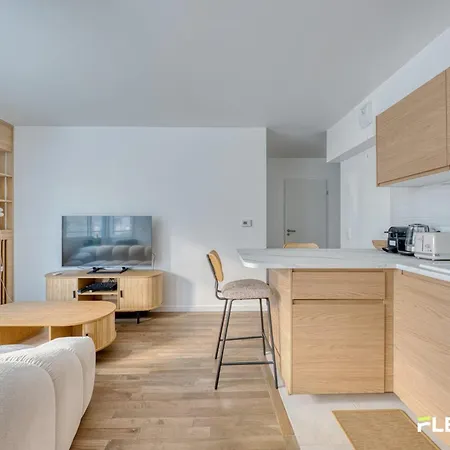 Spacious And Bright T2 Near The Seine & Metro 14